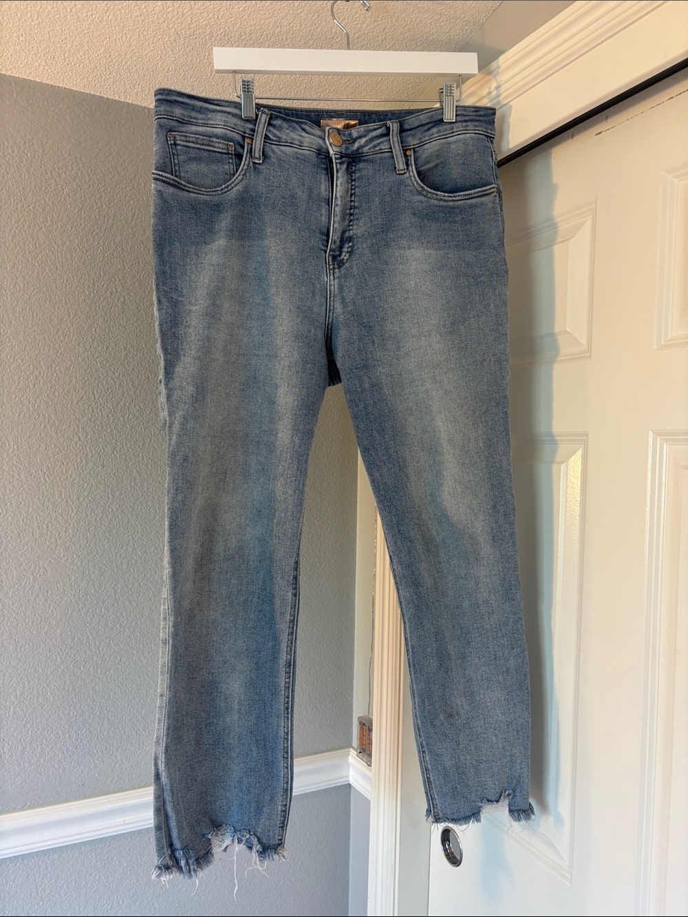 Kut from the Kloth Mid-Rise Straight Leg Faded Blue Jeans with Frayed Hem